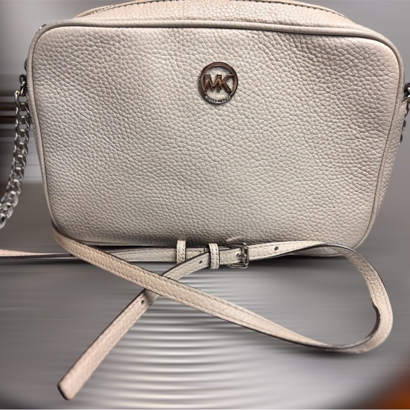 Michael Kors Handbags - 🤍👜Michael Kors Cream Pebbled Leather Crossbody
